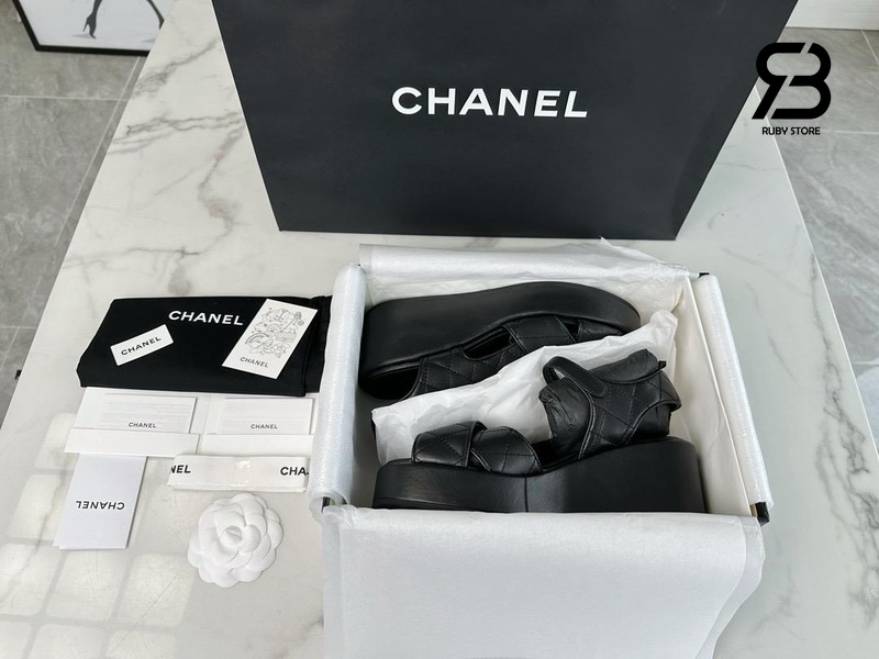 Dép Chanel 23P Quilted Lambskin CC Platform Sandals Black Best Pháp sang trọng
