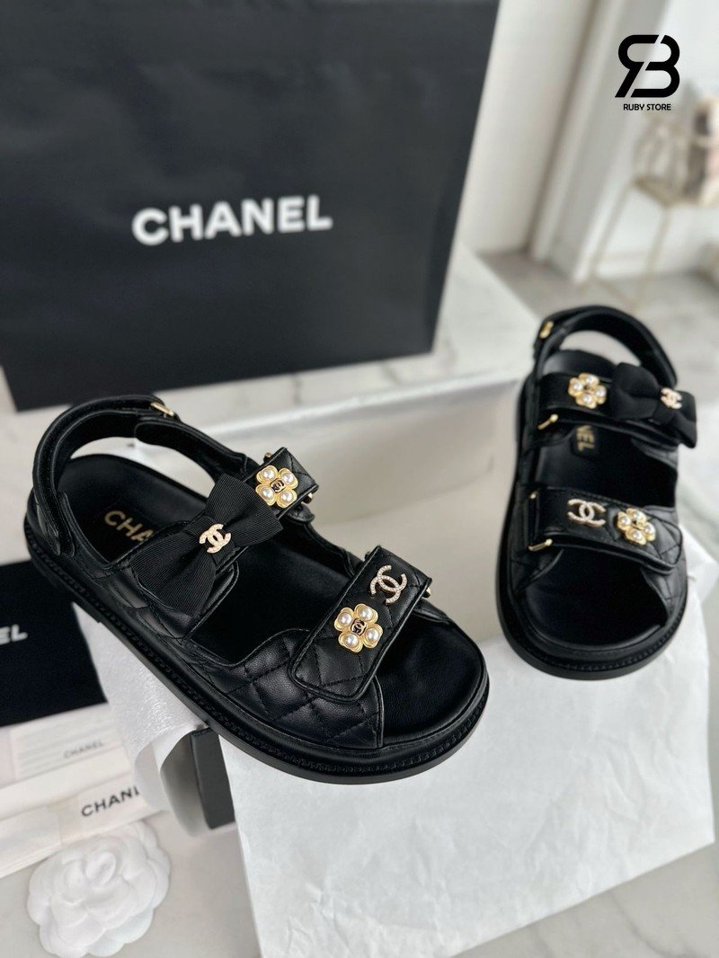 Dép Chanel 24C Dad Sandal với ngọc trai CC Bow màu đen