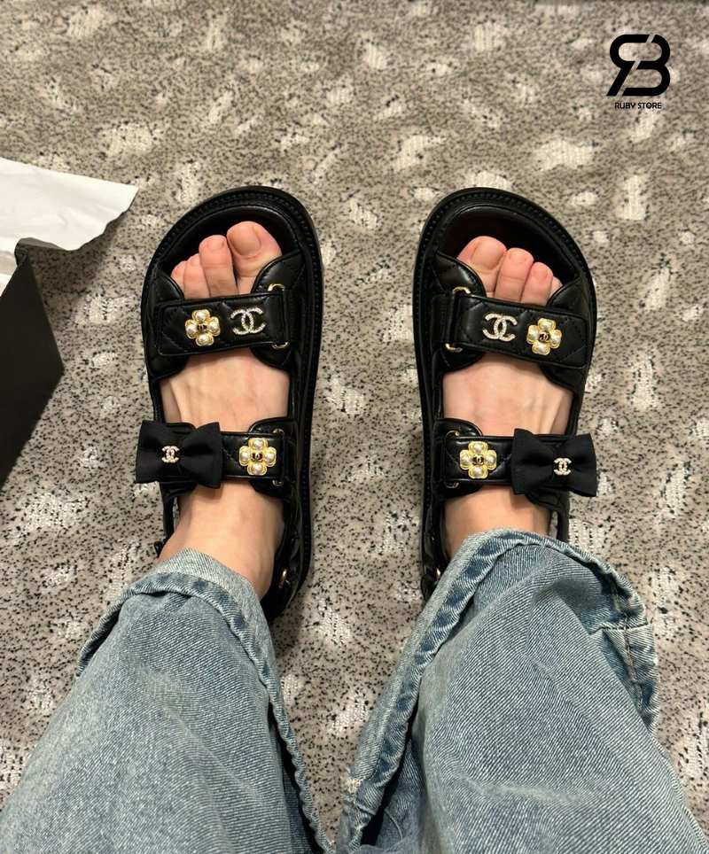 Dép Chanel 24C Dad Sandal with Pearls CC Bow Black Lambskin chi tiết 5