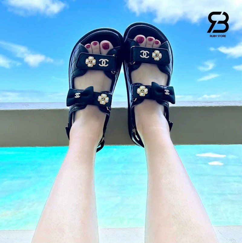 Dép Chanel 24C Dad Sandal với ngọc trai và nơ CC màu đen
