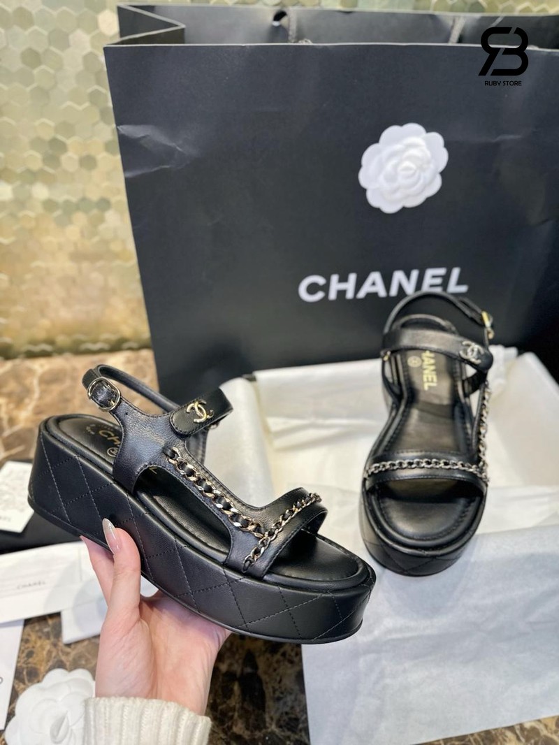Dép Chanel Quilted Lambskin Chain CC Platform Sandals Black góc nghiêng chi tiết