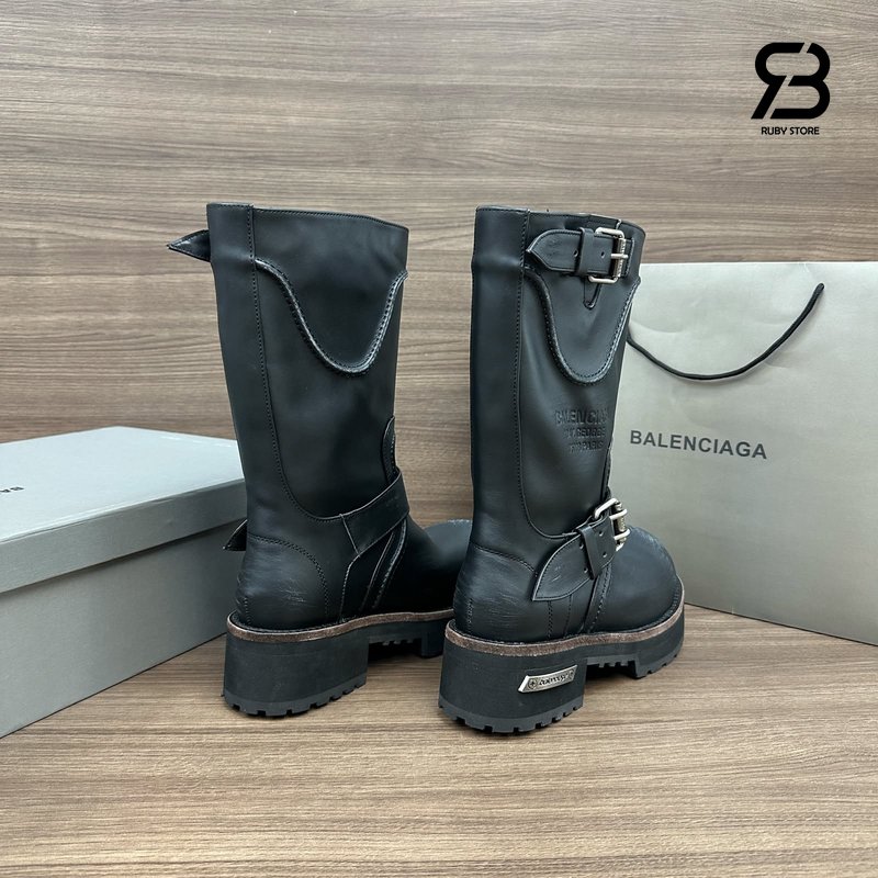 Giày Balenciaga Venom Boot in Black Calfskin, chi tiết logo khóa 3/4