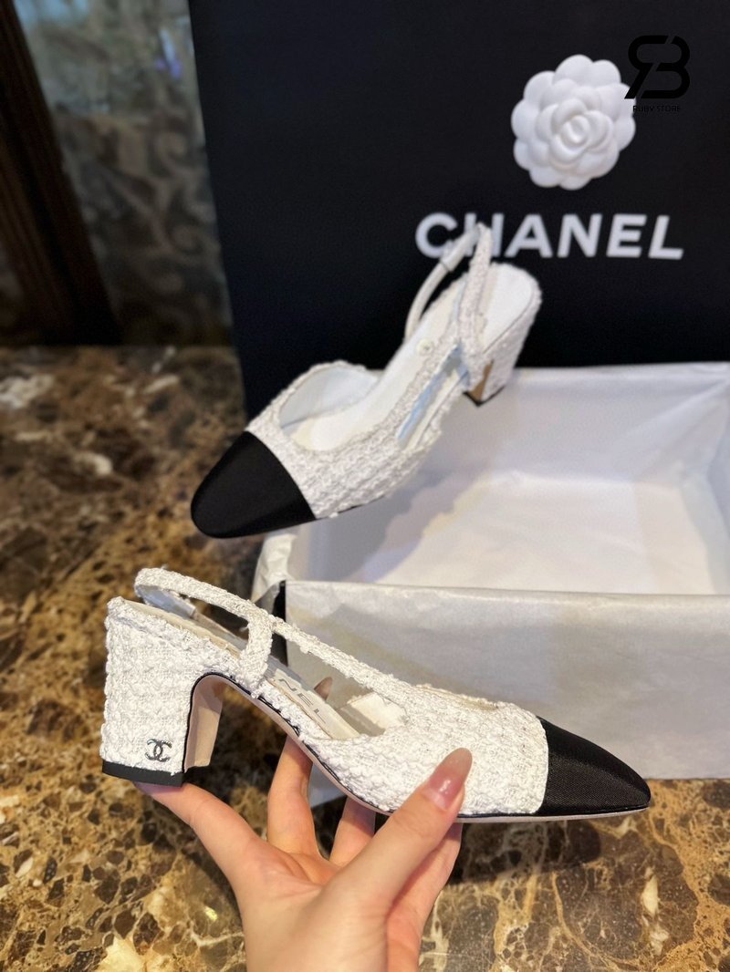 Giày Cao Gót Chanel Slingbacks White Tweed Black, góc nghiêng chi tiết.