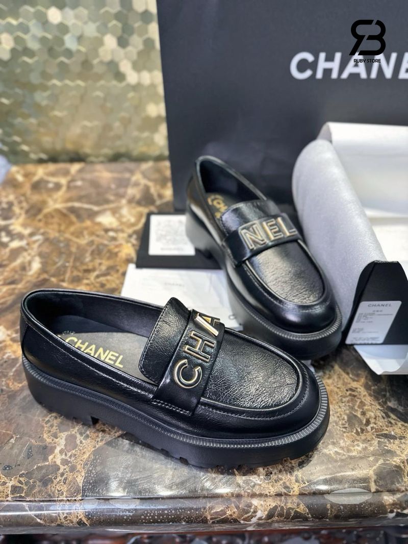 Giày Chanel 24B Logo Loafer Platform Black Calfskin góc nghiêng chi tiết