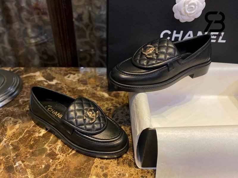 Giày Chanel 24P CC Turn Lock Loafer Black Lambskin chi tiết góc nghiêng