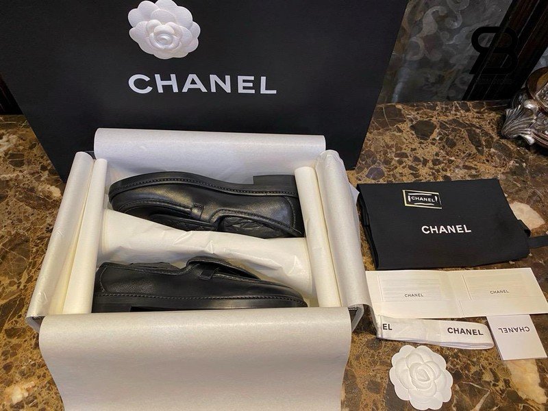Giày Chanel 24P CC Turn Lock Loafer Black Lambskin cao cấp