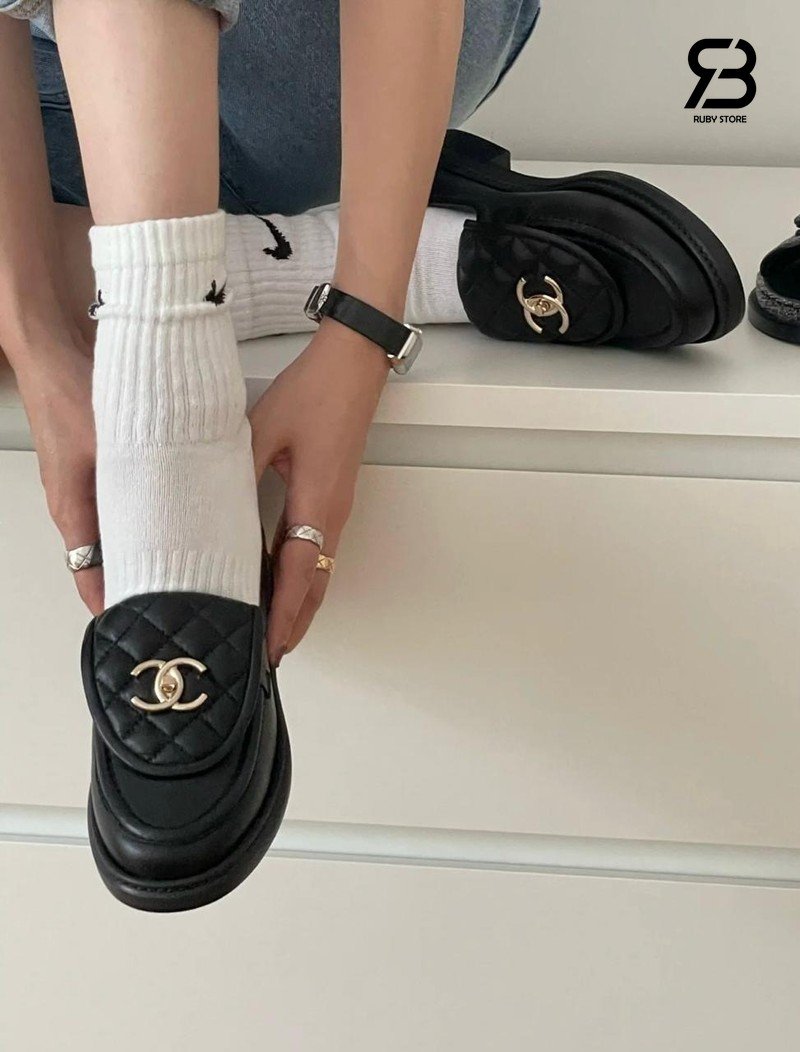 Giày Chanel 24P CC Turn Lock Loafer Black Lambskin Best Pháp, sang trọng và đẳng cấp.