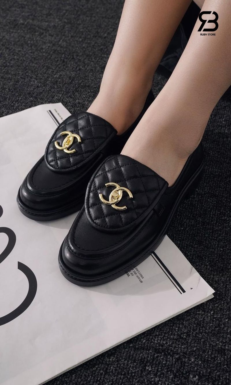 Giày Chanel 24P CC Turn Lock Loafer Black Lambskin sang trọng