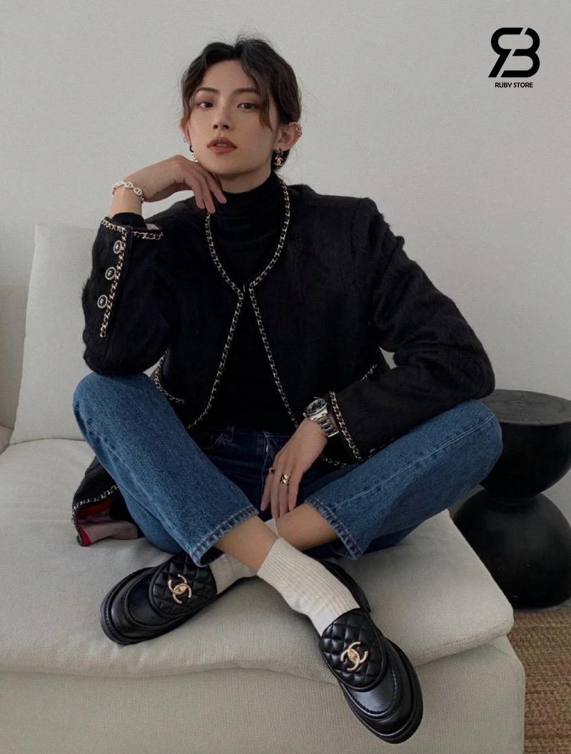 Giày Chanel 24P CC Turn Lock Loafer Black Lambskin sang trọng