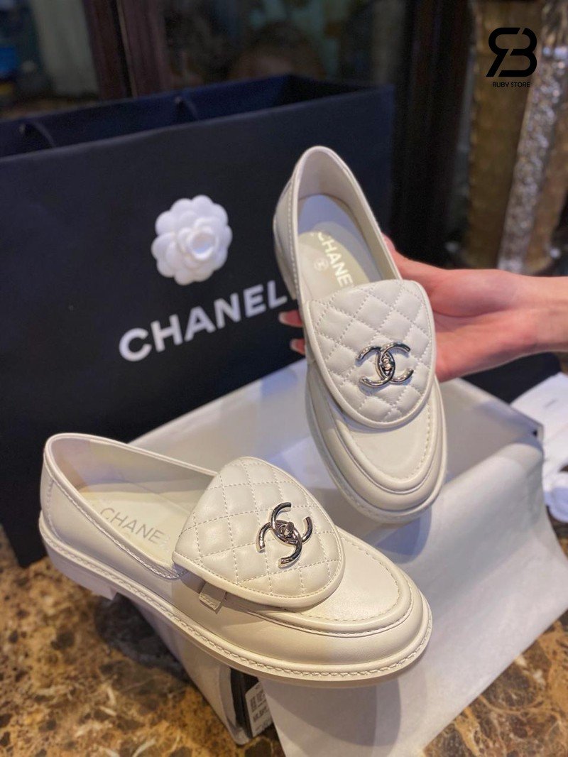 Giày Chanel 24P CC Turn Lock Loafer White Lambskin chi tiết góc nghiêng