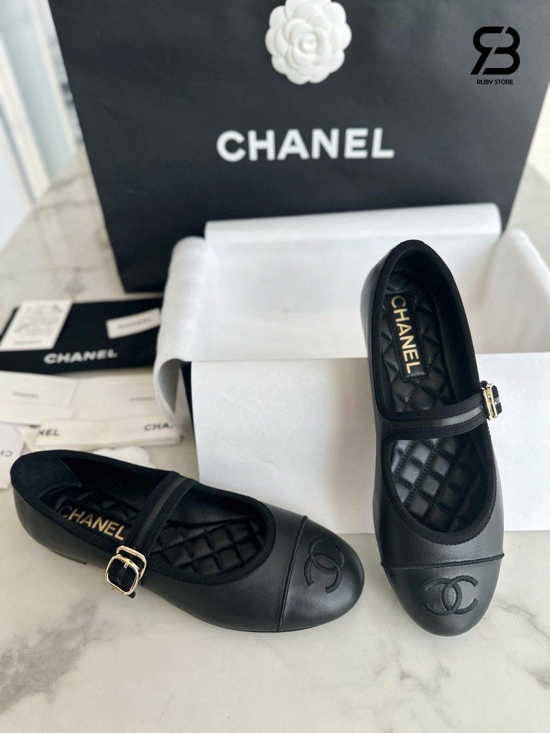 Giày Chanel 24S CC cap toe Mary Jane Flats Black Lambskin chi tiết góc nghiêng
