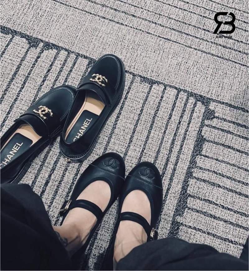 Giày Chanel 24S CC cap toe Mary Jane Flats Black Lambskin Best Pháp - chi tiết logo khóa