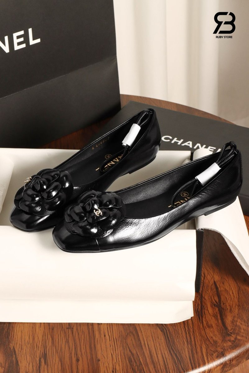 Giày Chanel 25A Camellia Cap Toe Ballerine Black Lambskin góc nghiêng chi tiết