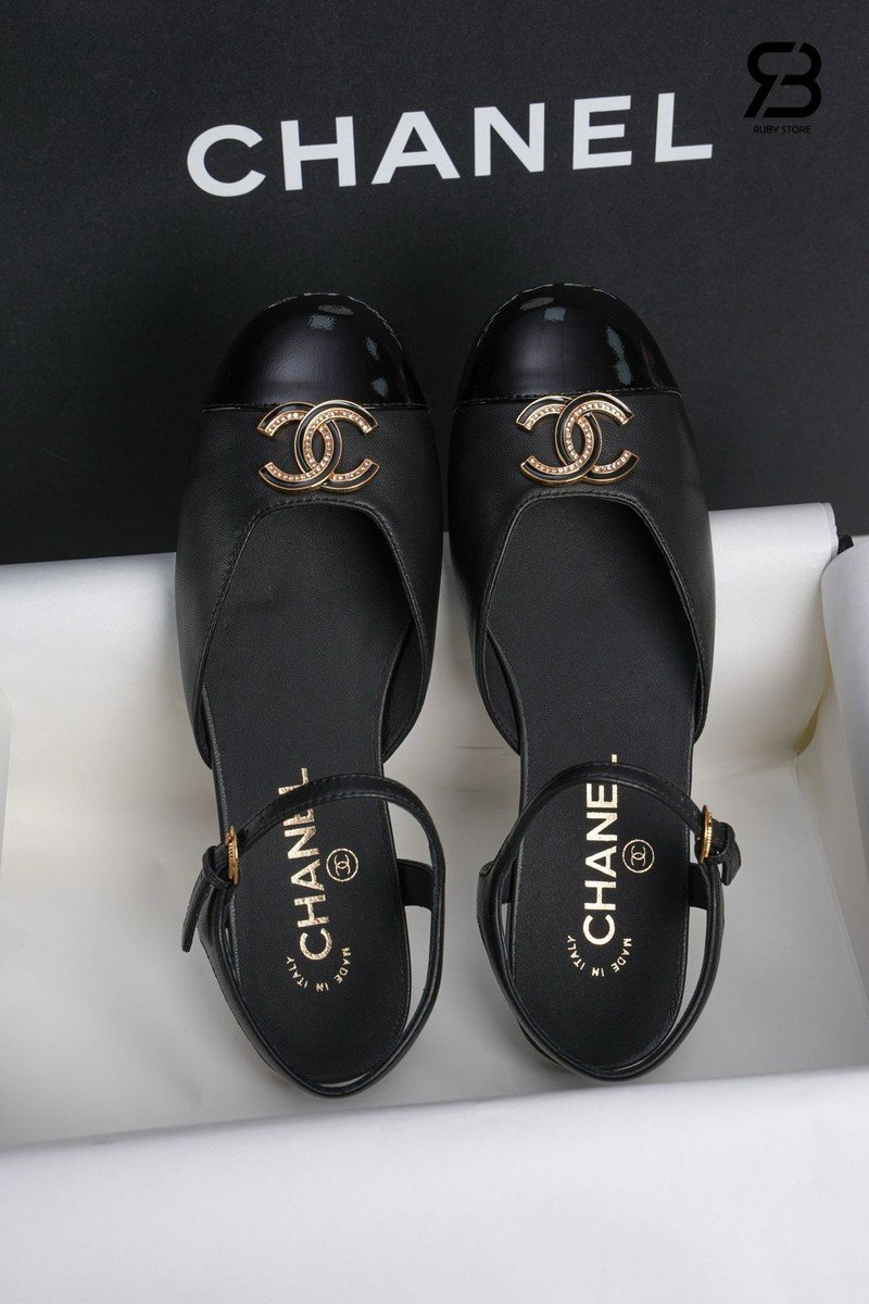 Giày Chanel 25P CC Cap Toe Mary Jane Flats Slingback Black Lambskin chi tiết logo