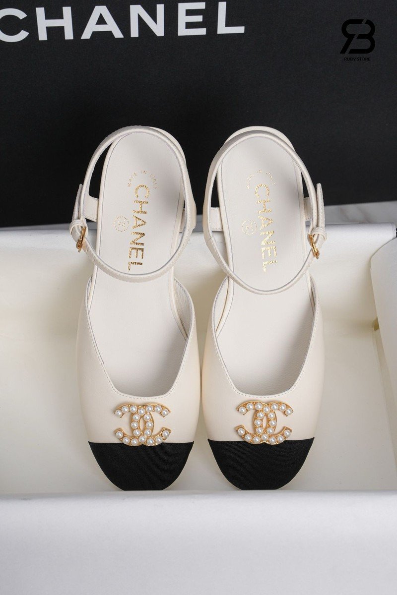 Giày Chanel 25P Pearl CC Cap Toe Mary Jane Flats Slingback Black Grosgrain White Lambskin góc nghiêng chi tiết