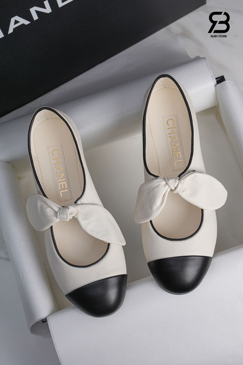 Giày Chanel Cap Toe Mary Jane Flats Bow White Black Lambskin chi tiết góc nghiêng
