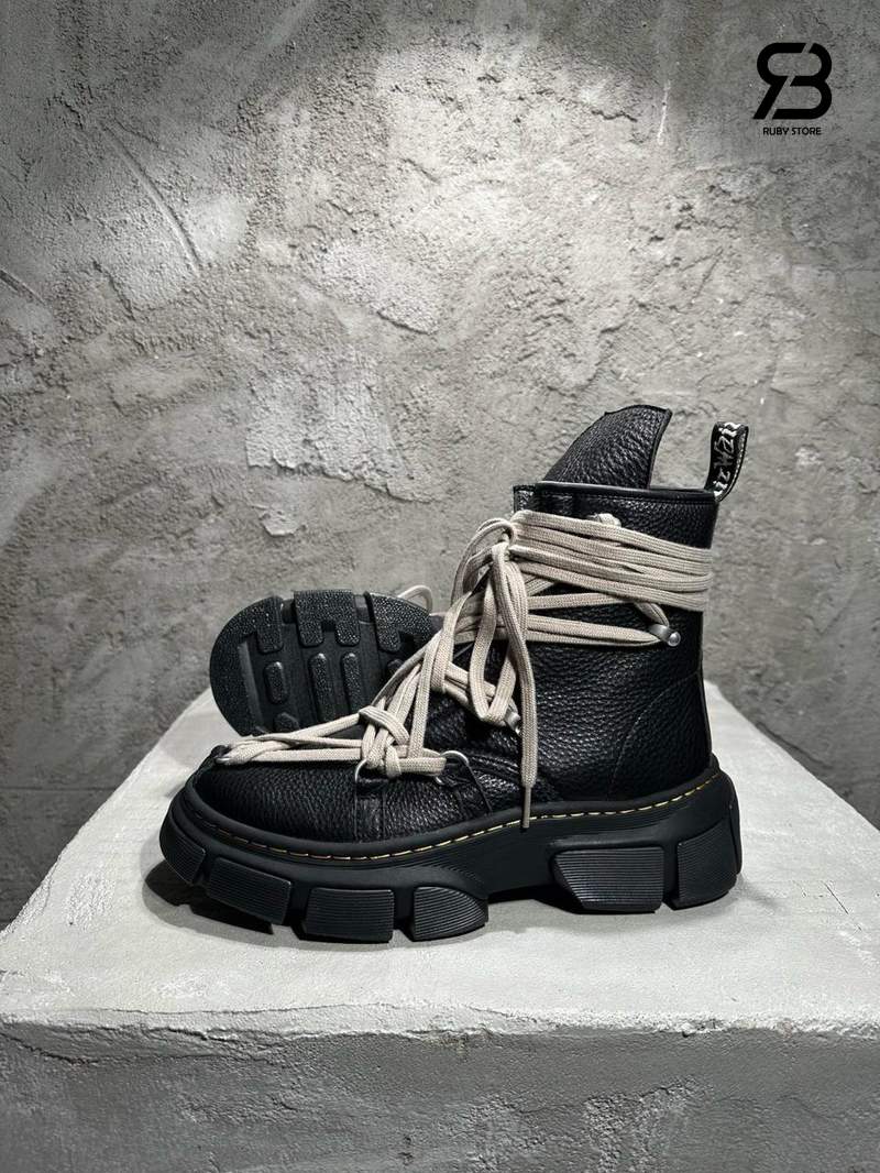 Giày Rick Owens x Dr. Martens 1460 Dmxl Megalace Boot Black góc nghiêng chi tiết