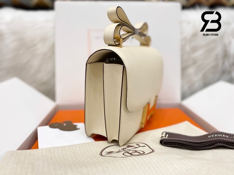 Túi Hermes Constance 24 Trắng Kem Craie Epsom Khóa Vàng Khâu Tay góc nghiêng chi tiết