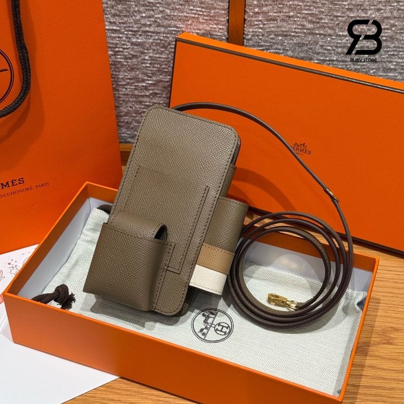 Túi Hermèsway Phone Case Etoupe Epsom GHW Best Pháp, góc nghiêng chi tiết.