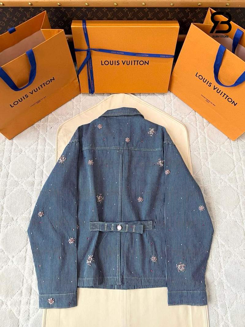 Áo Khoác LV Embellished Workwear Jacket 1AILMI Indigo Best Quality với chi tiết logo tinh tế