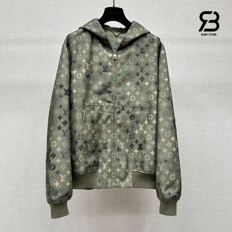 Áo Khoác LV Monogram Embellished Hooded Blouson 1AJBAL Forest Night chi tiết góc nghiêng