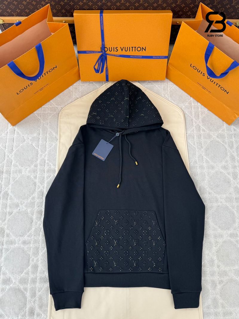 Áo Khoác LV Reflective Signature Hoodie 1AKOWW Black Best Quality góc nghiêng chi tiết