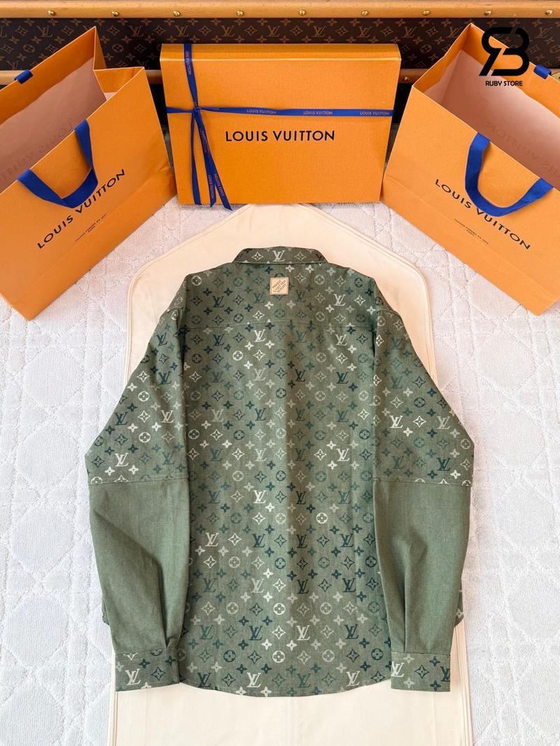 Áo Sơ Mi LV Monogram Workwear Overshirt 1AJC48 Forest Night Best Quality với chi tiết logo tinh tế.