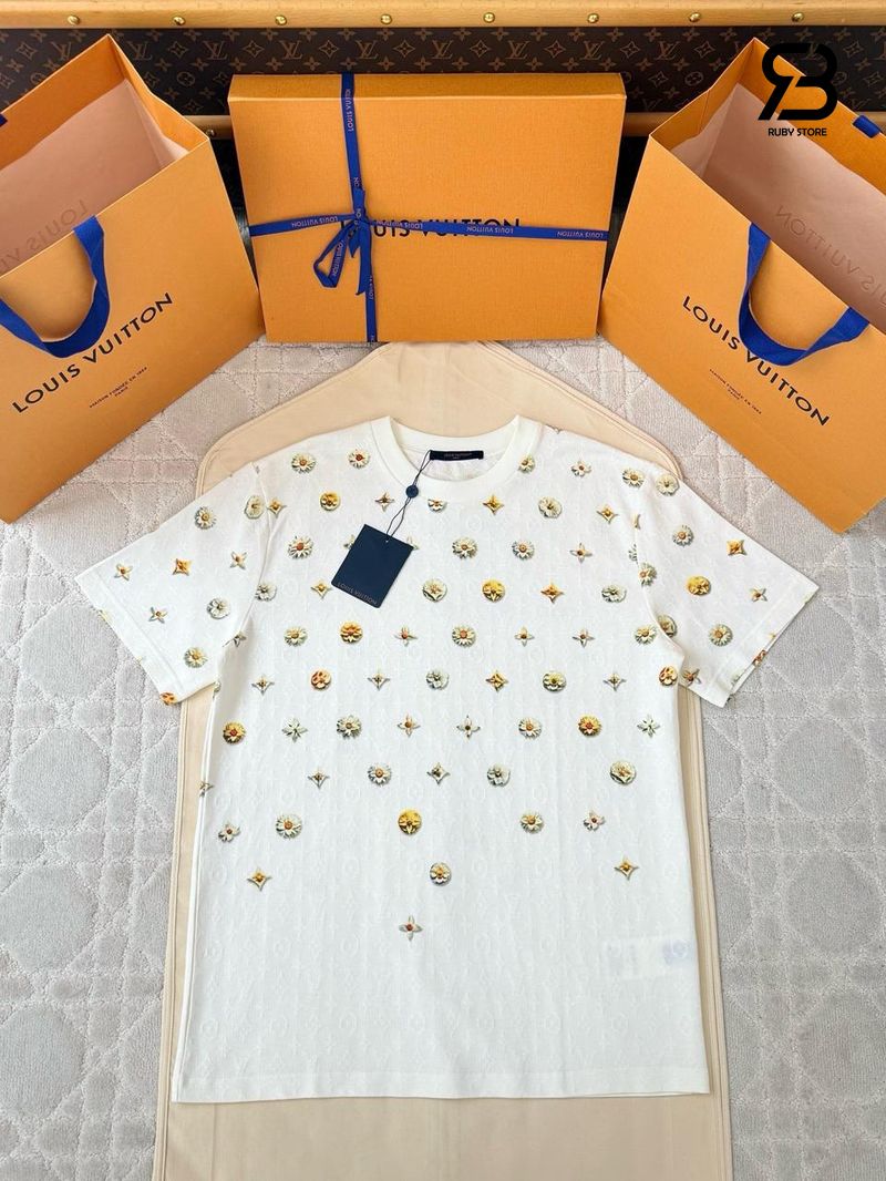 Áo Thun LV Overprinted Monogram Jacquard T-shirt 1AJRAG White Hoa Cúc chất lượng tốt