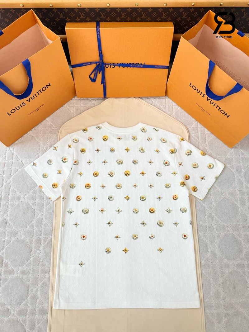 Áo Thun LV Overprinted Monogram Jacquard T-shirt 1AJRAG White Hoa Cúc chất lượng cao