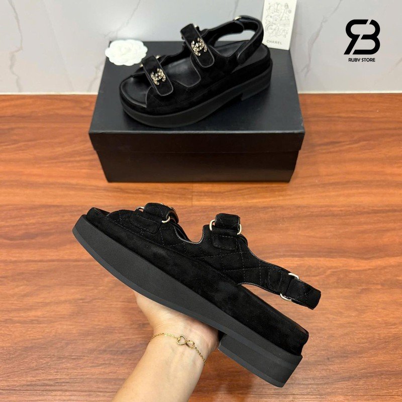 Dép Chanel 23P Dad Sandal Black Suede 5CM góc nghiêng chi tiết