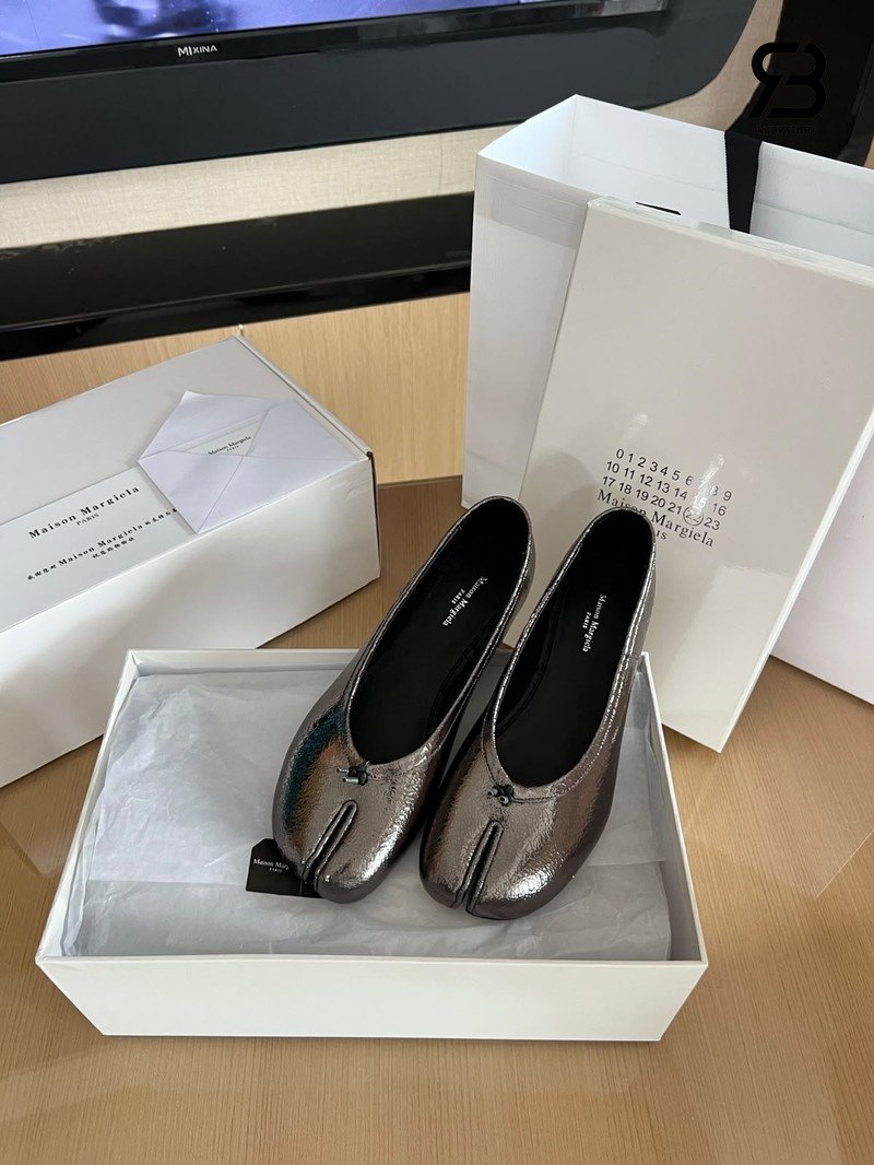 Giày Maison Margiela Black Silver Tabi Ballerina làm từ da bê cao cấp.
