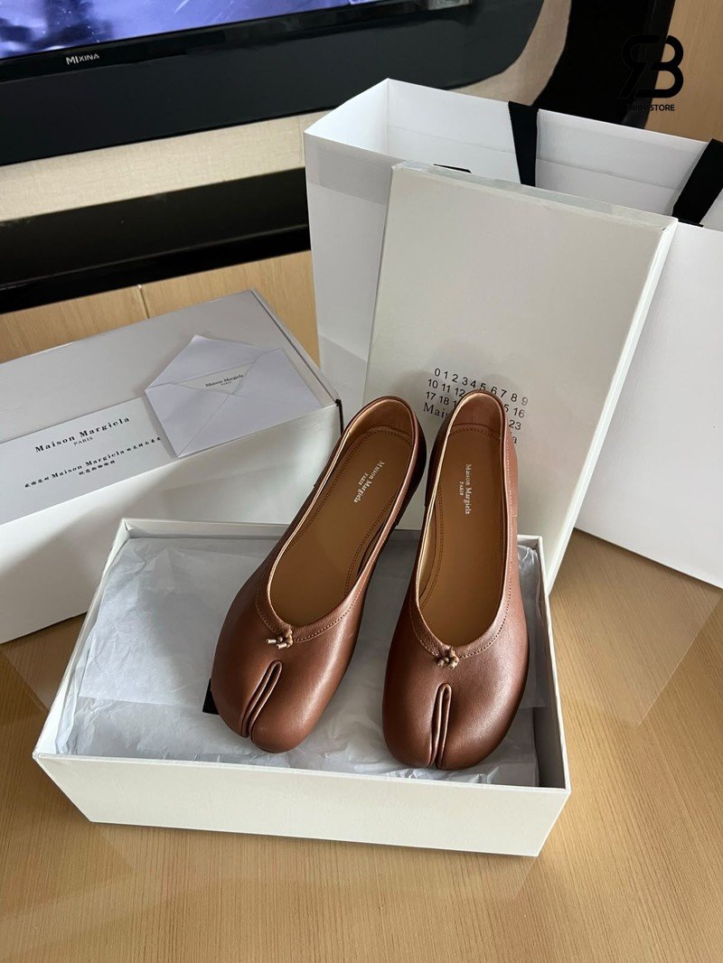 Giày Maison Margiela Brown Tabi Ballerina Calf Leather chính hãng, góc nghiêng chi tiết.