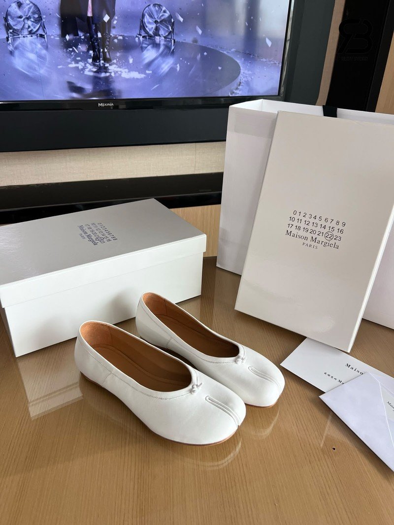 Giày Maison Margiela White Tabi Ballerina Calf Leather chi tiết góc nghiêng sang trọng