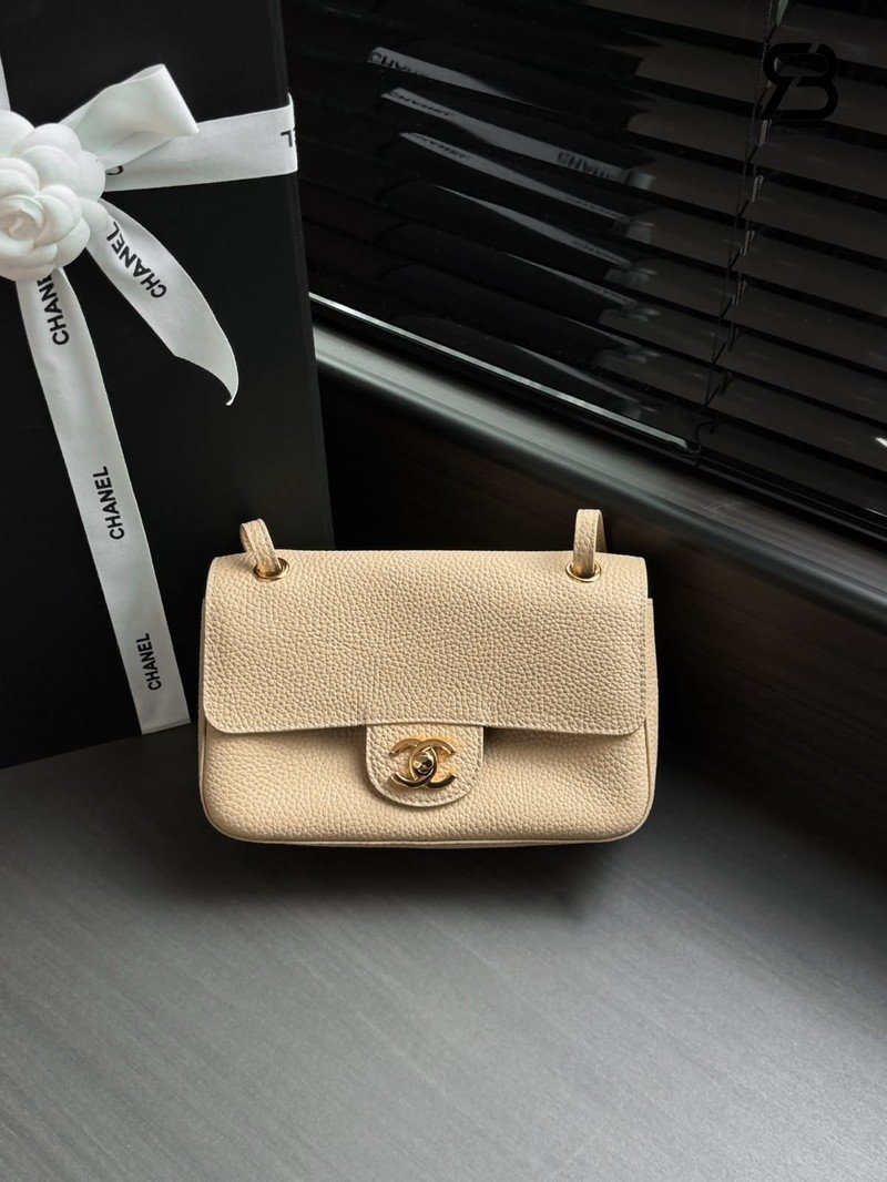 Túi Chanel 26FW Mini Flap Bag Beige Grained Calfskin chi tiết góc nghiêng