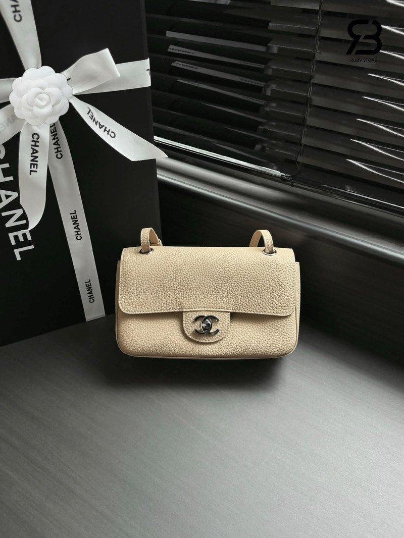 Chi tiết khóa túi Chanel 26FW Mini Flap Bag Beige Grained Calfskin
