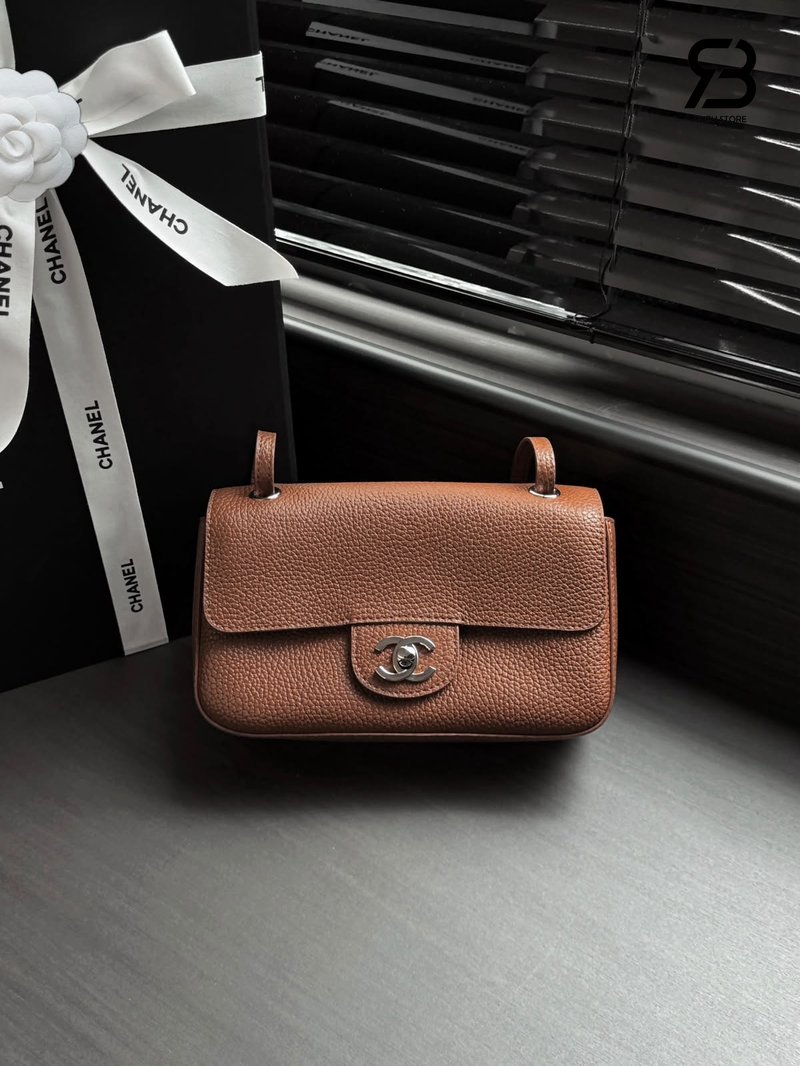 Túi Chanel 26FW Mini Flap Bag Brown Grained Calfskin Best Pháp với chi tiết logo tinh xảo