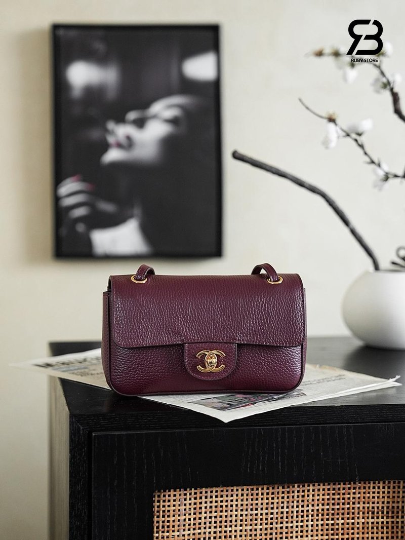 Túi Chanel 26FW Mini Flap Bag Burgundy Grained Calfskin - góc nghiêng chi tiết