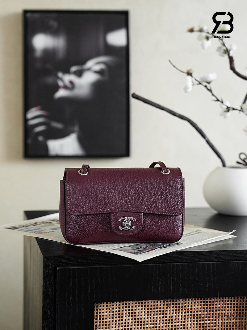 Túi Chanel 26FW Mini Flap Bag Burgundy Grained Calfskin với chi tiết logo sang trọng