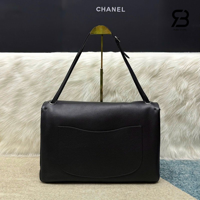 Túi Chanel Maxi Flap Bag Black Màu Đen 38CM Best Pháp góc nghiêng chi tiết