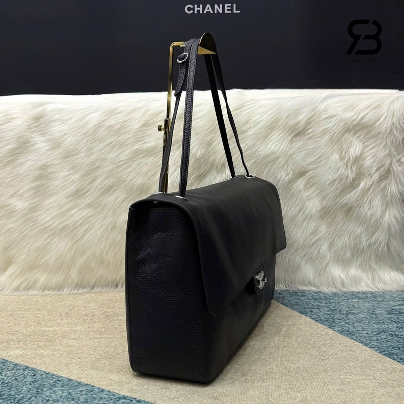 Túi Chanel Maxi Flap Bag Black Màu Đen 38CM Best Pháp với chi tiết logo sang trọng