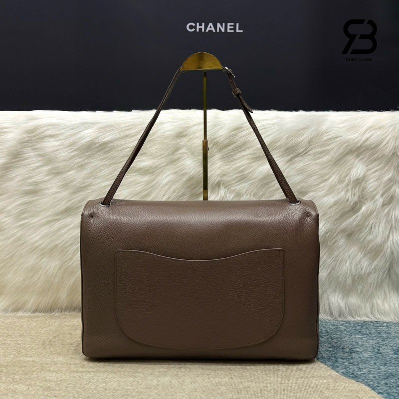 Túi Chanel Maxi Flap Bag Etoupe Grey Màu Xám 38CM chi tiết góc nghiêng