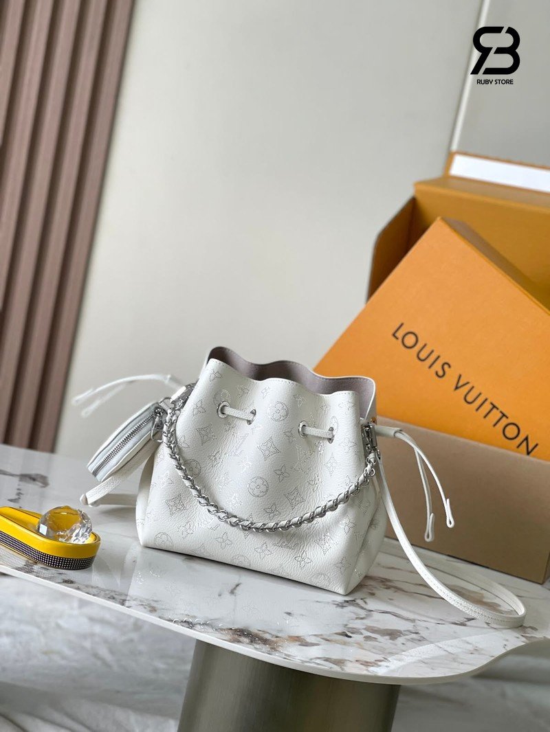 Túi LV Bella Bag M11841 White Mahina Calfskin góc nghiêng chi tiết