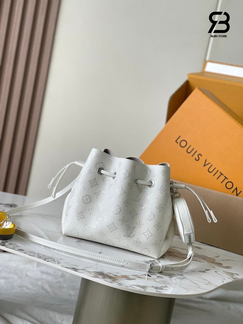 Chi tiết logo khóa túi LV Bella Bag M11841 White Mahina Calfskin