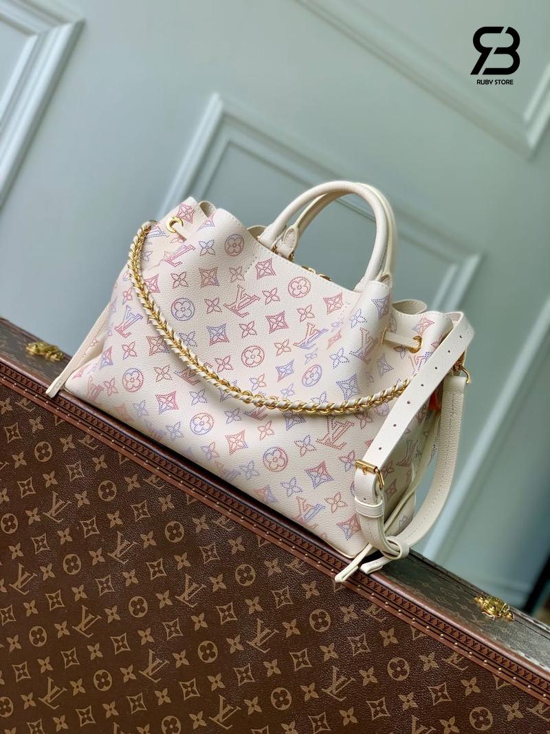 Túi LV Bella Tote M15116 Dream Beige Mahina Calfskin góc nghiêng chi tiết