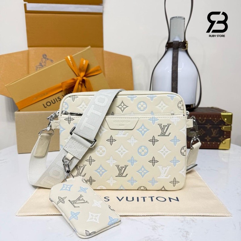 Túi LV Trio Messenger Bag M28854 Monogram Shadow White Ecru góc nghiêng chi tiết